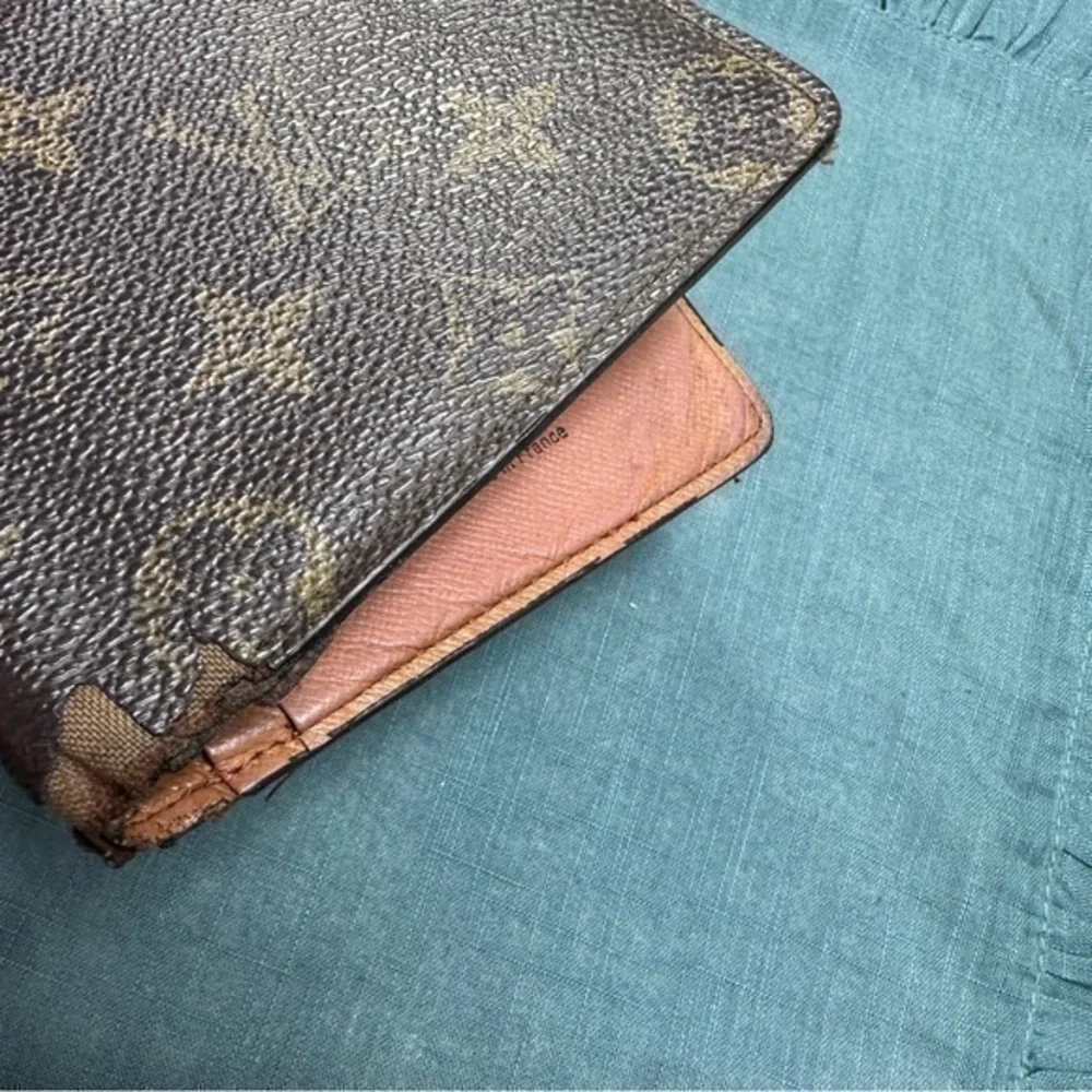 AUTHENTIC Louis Vuitton wallet. Monogram canvas.
